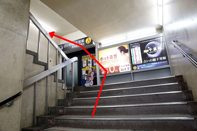 階段を道沿いにあがります