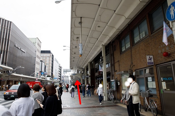 四条通りをまっすぐ進みます