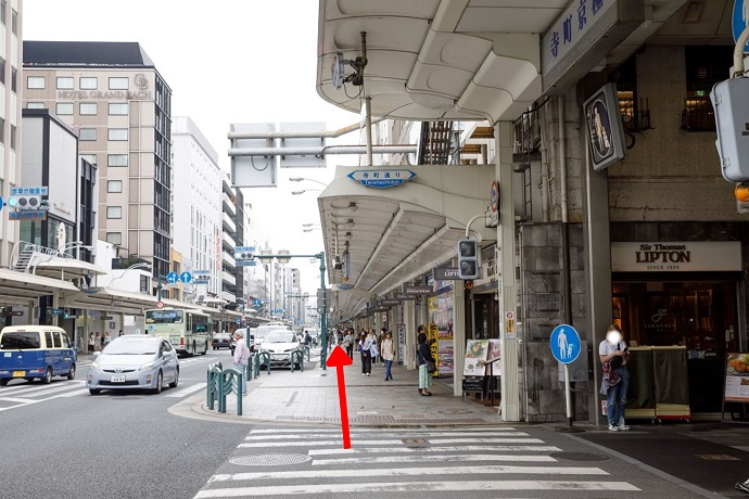 寺町通りも超えてまっすぐ進みます