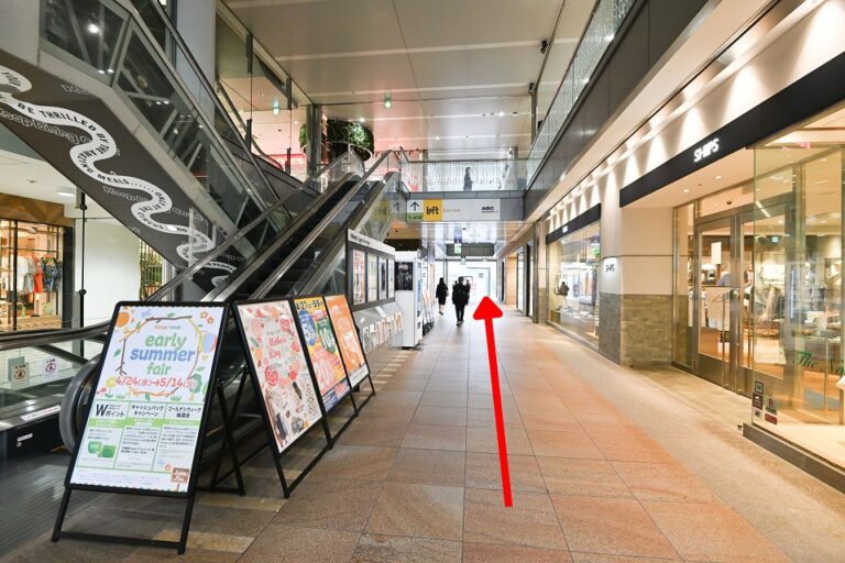 複合商業施設あべのHOOPの通路を通過します