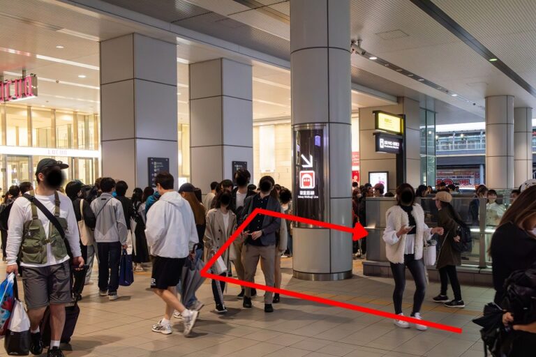 【御堂筋線】の案内に沿って、エスカレーター（または階段）で地下へ進みます。