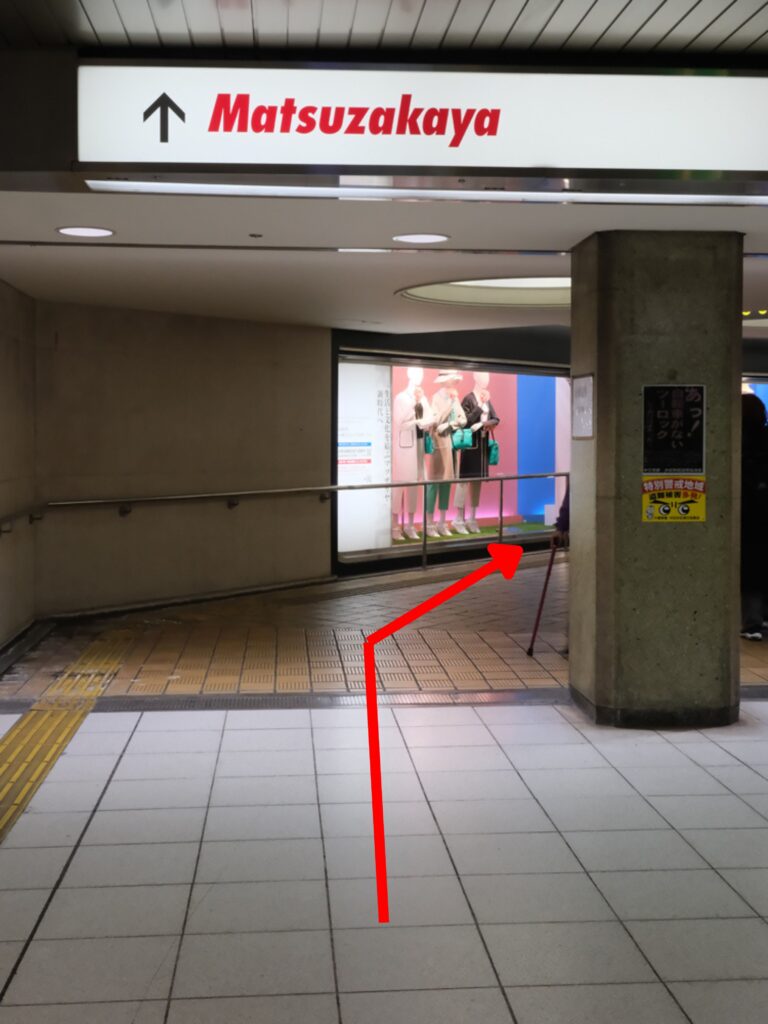 松坂屋方面へまっすぐ進みます