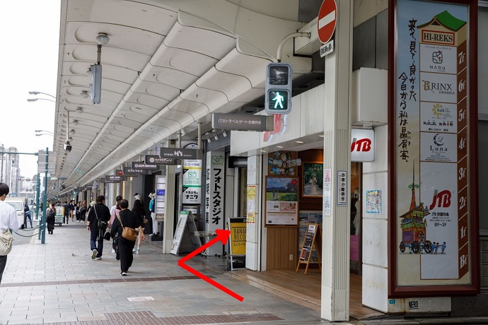 1階がカメラ屋さんになっています。1階カウンターが受付です