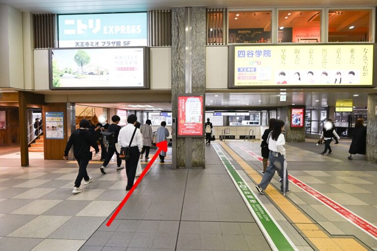 つきあたりのエスカレータ・階段を下ります