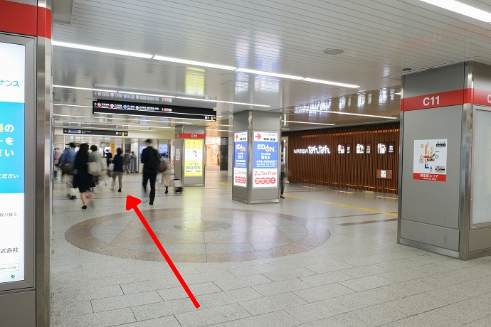 NAMBAなんなんの目印を右手に直進します