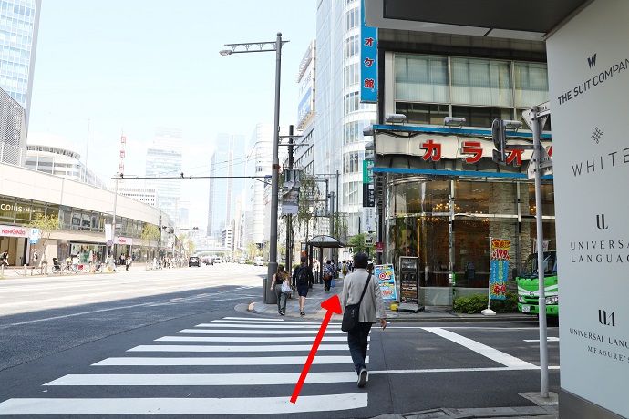 銀座駅地下道を通りC6番出口から外へ出ます