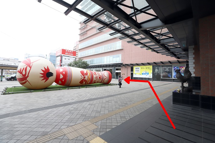 大分駅北口を出て大分中央警察署大分駅前交番へ進む