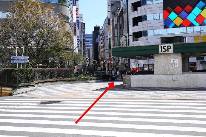 横断歩道を渡ります