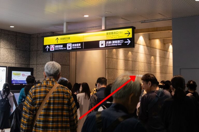 下りたら直進して道なりに左折し、さらに直進します。（階段を下りたら左へ）