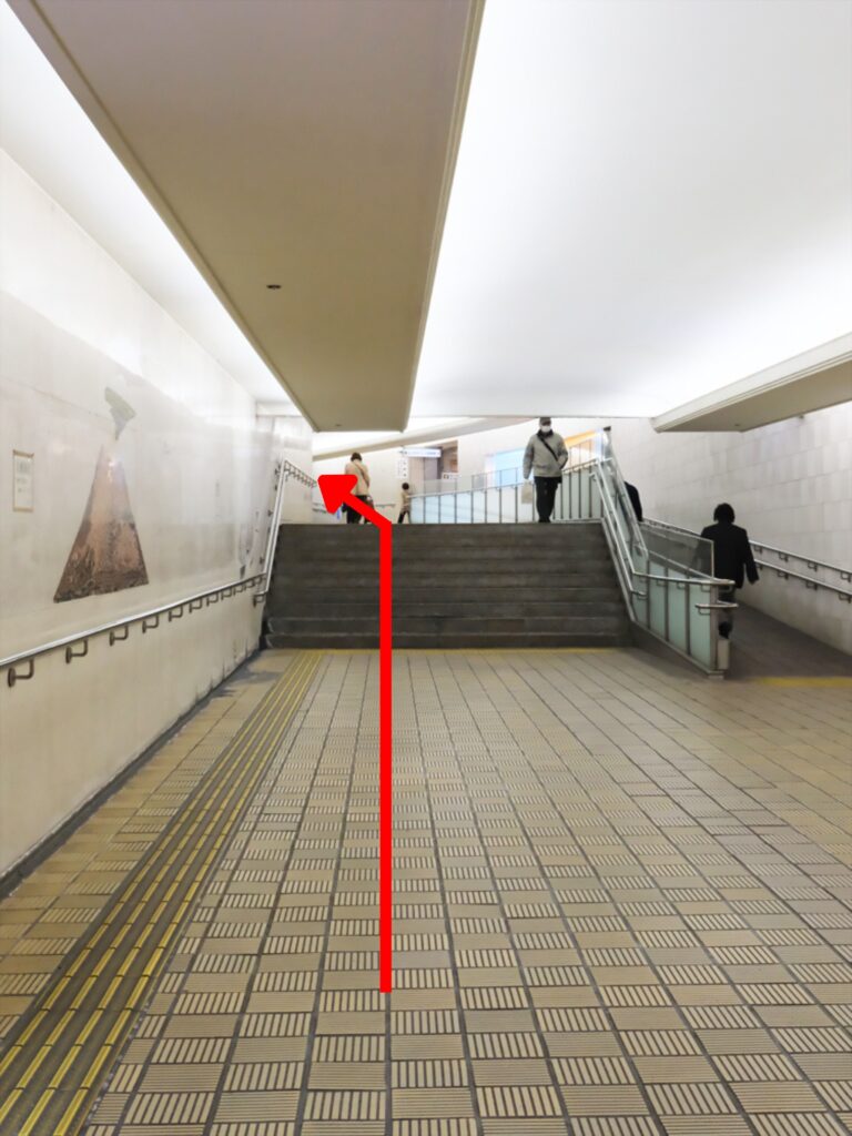 さらにまっすぐ進んで、階段を上がりますと、左手に5番出口があります