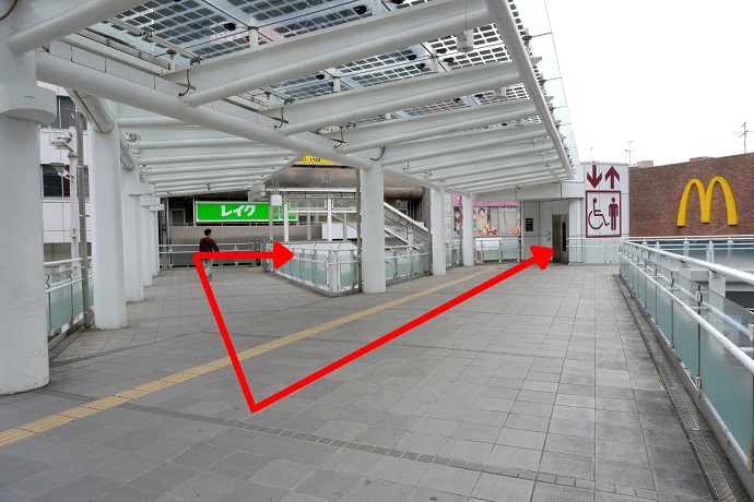 エレベーターまたはエスカレーターで1階に下ります