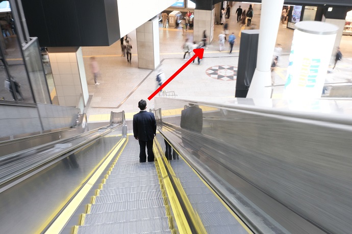 エスカレーターを下り、斜め右に進む