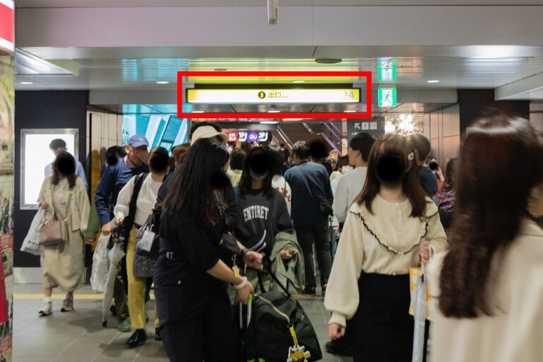 左ななめ前に【ヨドバシカメラ】が見え、【出口5】の案内が出てくるので、そのまま直進します。