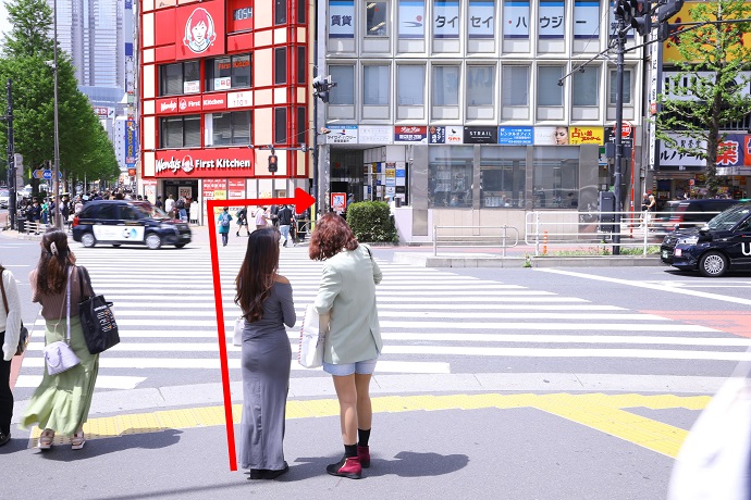 交差点を渡り、右に進みます