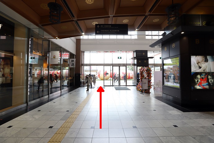真っすぐ進み大分駅北口を出口へ