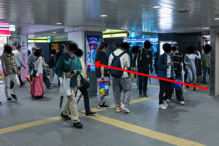 10号車側（千里中央側）の【北改札】から出て、左折します。