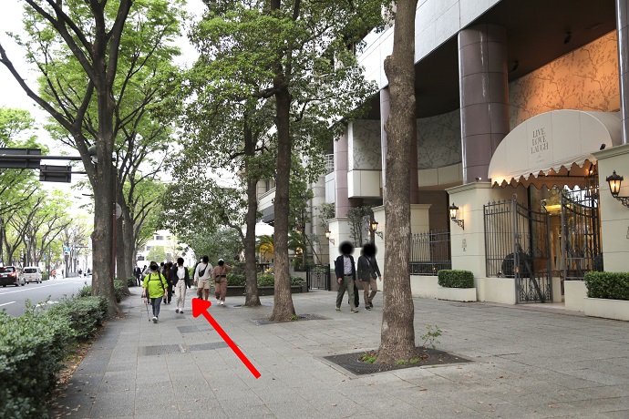 LIVE LOVE LAUGHを右手に直進します