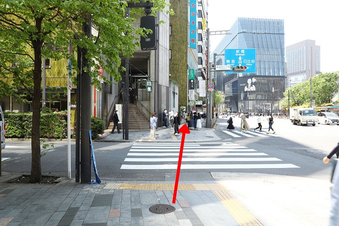 一つ目の信号を渡り、目の前の教会の建物を左にみながら進むと、カラオケ館の手前に入り口があります