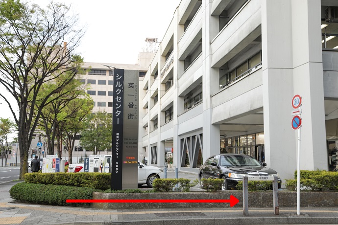 短い信号を渡るとシルクセンター、英一番街のショッピングアーケードの目印があります。細い道を右に進みます