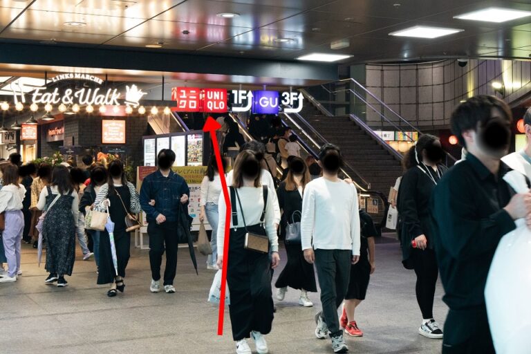 前方のエスカレーターまたは階段で地上へ出ます。