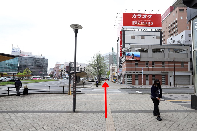 大分中央警察署 大分駅前交番を通りすぎ祝祭の広場へまっすぐ進む