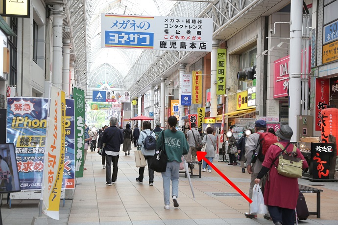 アーケードに入るとすぐ、右手に看板が見えますので店前まで進みます