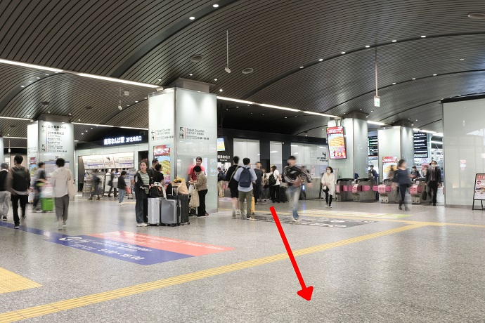 先頭車両より【3階北改札】を出ていただき、エスカレーターを使い1階へ下ります。