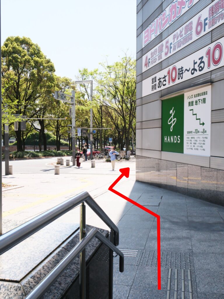 地上に出ましたら、目の前の角を右に曲がります