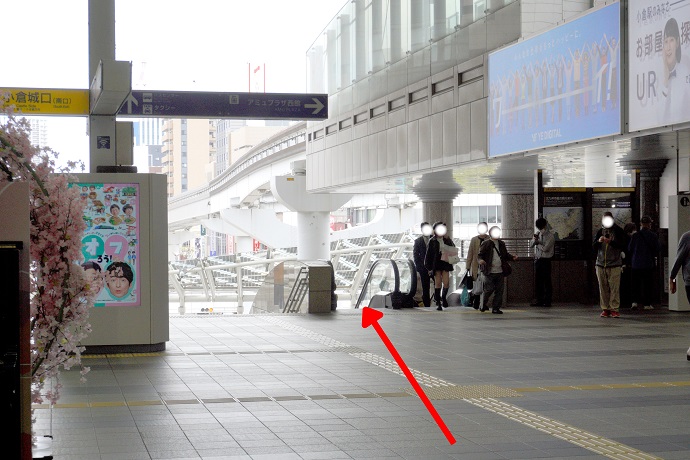 エスカレーターを下ります