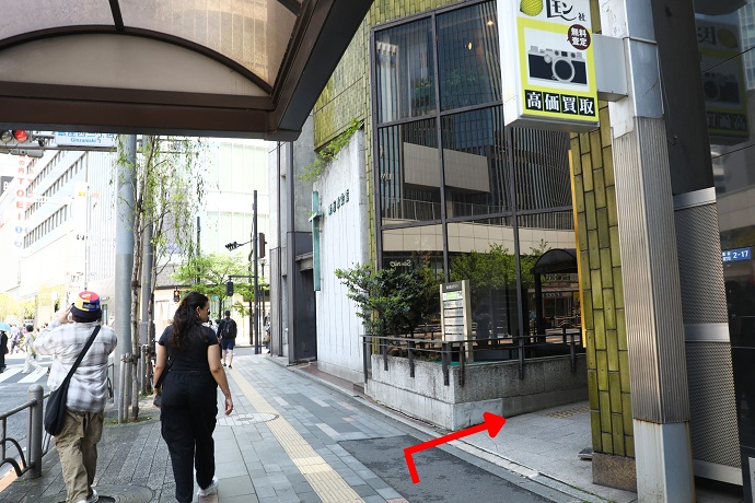 目の前にあるカラオケ館の次の緑色の教会ビルです