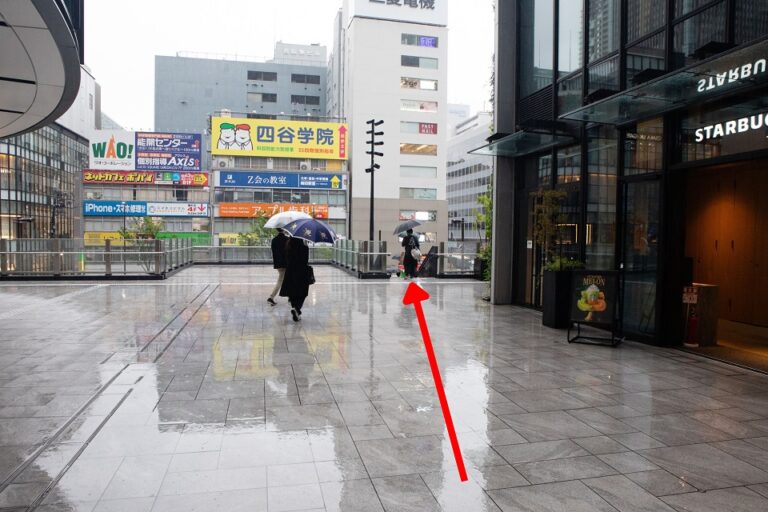 突き当たりの階段で下ります。