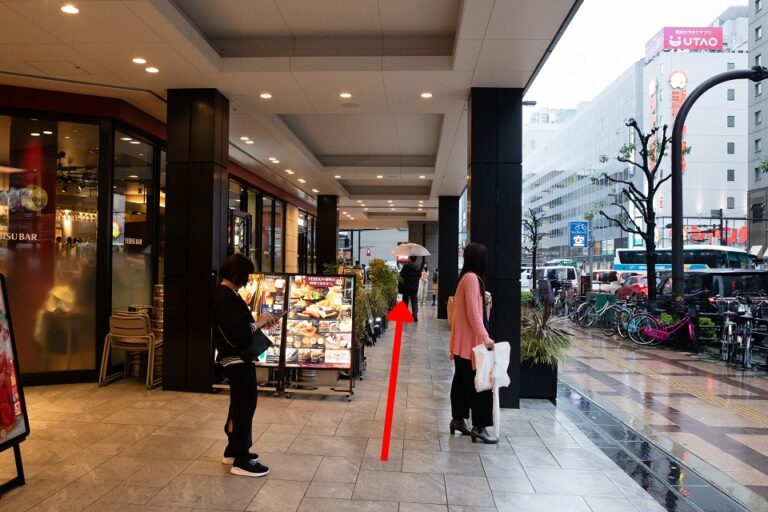 上がったら右折し屋外に出て左折、ヨドバシカメラを左手にしながら直進します。