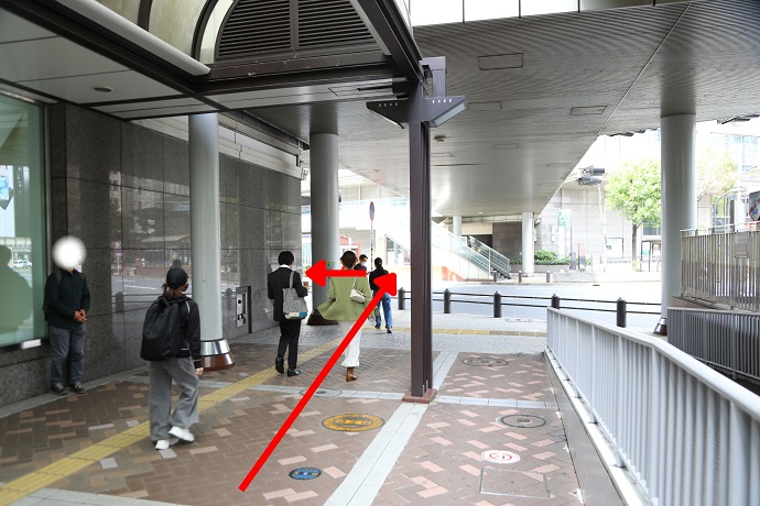 高島屋を左手に見ながら、角を曲がるとあとはずっとまっすぐです