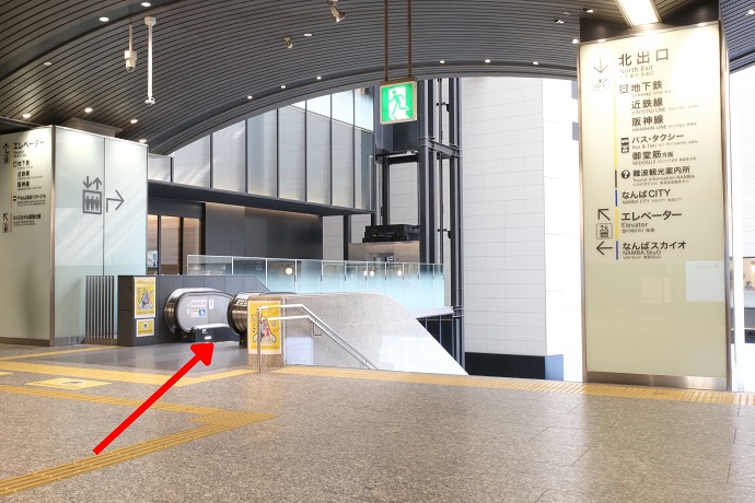 エスカレーターを使い1階へ下ります