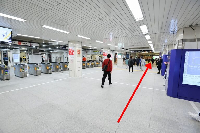 下り後も直進します(左手に大阪メトロ御堂筋線天王寺駅改札あり)