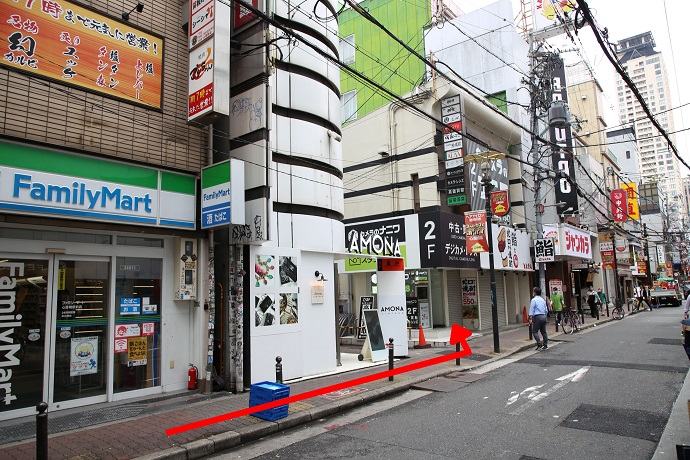 左側にスタジオ728が見えてきます