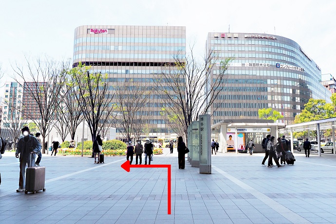 博多口出て直ぐのロータリーへ出ます