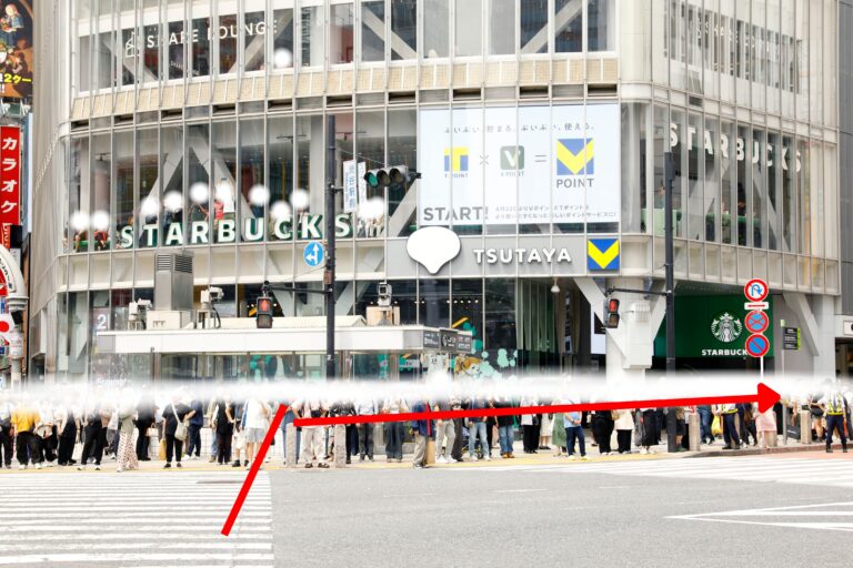 スクランブル交差点をツタヤ・スターバックス方面に渡ります