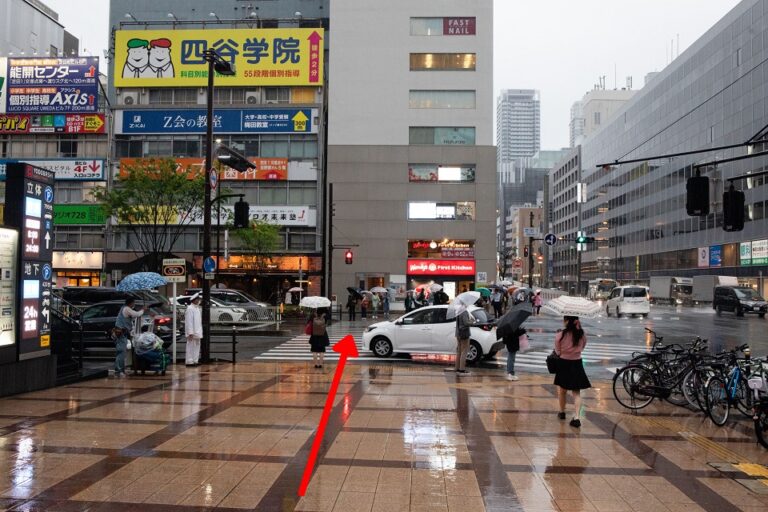 前方の【芝田1】のスクランブル交差点を【Wendy's First Kitchen】のある方へ渡り、左折します。