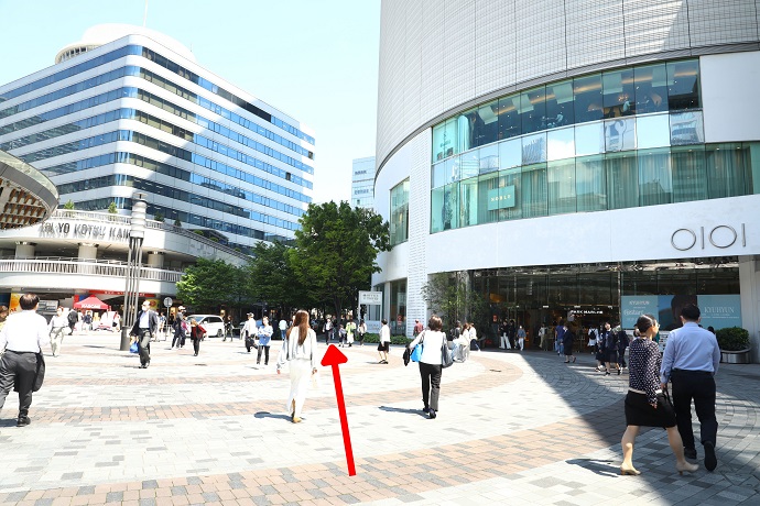 交通会館とイトシアの間の道を進みます