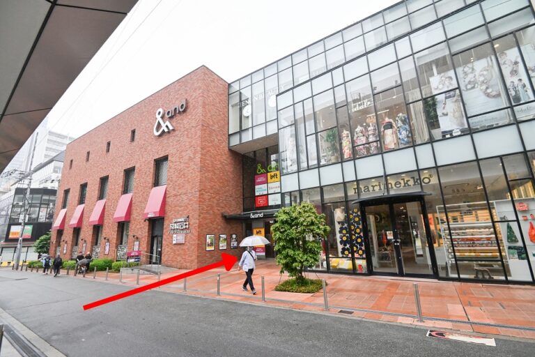 つきあたりにあべのand入口近くのエスカレータを3Fまで上がるとエスカレータ左手にカメラのナニワ・スタジオ728があります