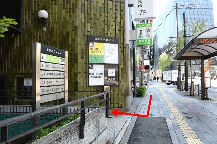 エレベーターで8階へいらしてください