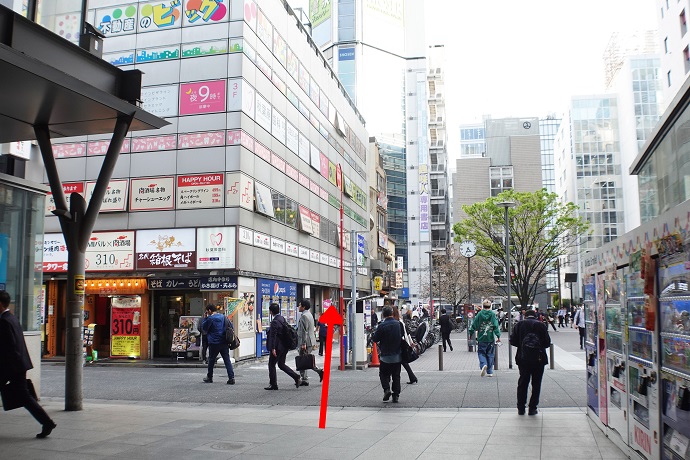 ペプシの自動販売機と自転車置き場の精算機の道を通ります
