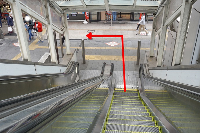 下りたら左方向に進みます