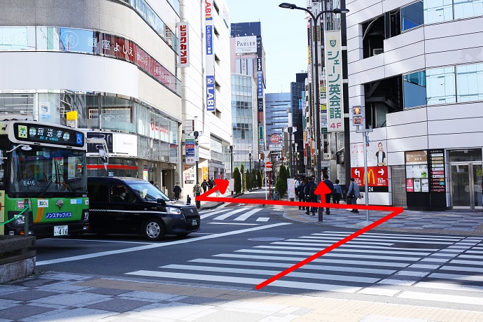 ビックカメラとシェーン英会話の一方通行の道を進みます