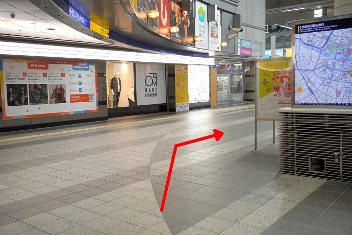 改札をでたら左方向に進んでください