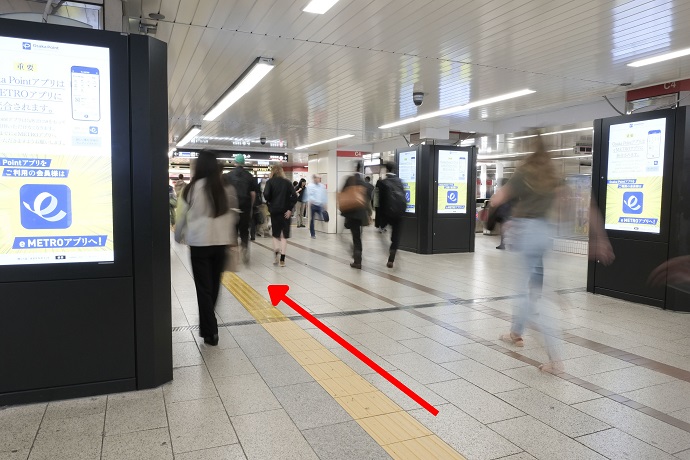 【御堂筋線なんば駅 北東改札】を右手にまっすぐ進みます