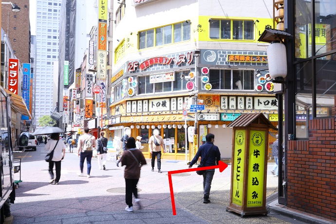 一階にトロ政さんが入っているビルに向かいます