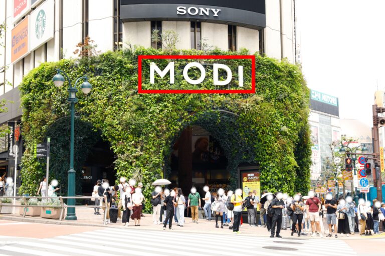 2つ目の信号を渡ると MODIが見えます