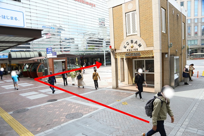 西口ロータリーの交番を過ぎ、高島屋を左手にみて進みます